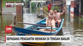 VIDEO: Sepasang Pengantin Menikah di Tengah Banjir
