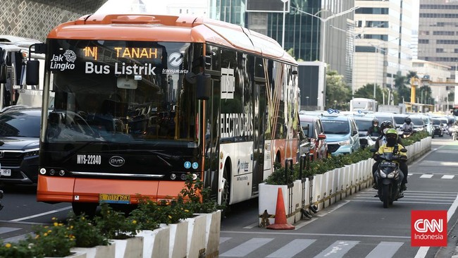 TransJakarta mengungkapkan pengadaan bus listrik lebih mahal 30 persen dibanding pembelian bus berbahan bakar solar.