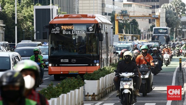 Mengelektrifikasi satu kendaraan transportasi publik dampak pengurangan polusinya dinilai lebih tinggi karena terkait jarak tempuh harian.
