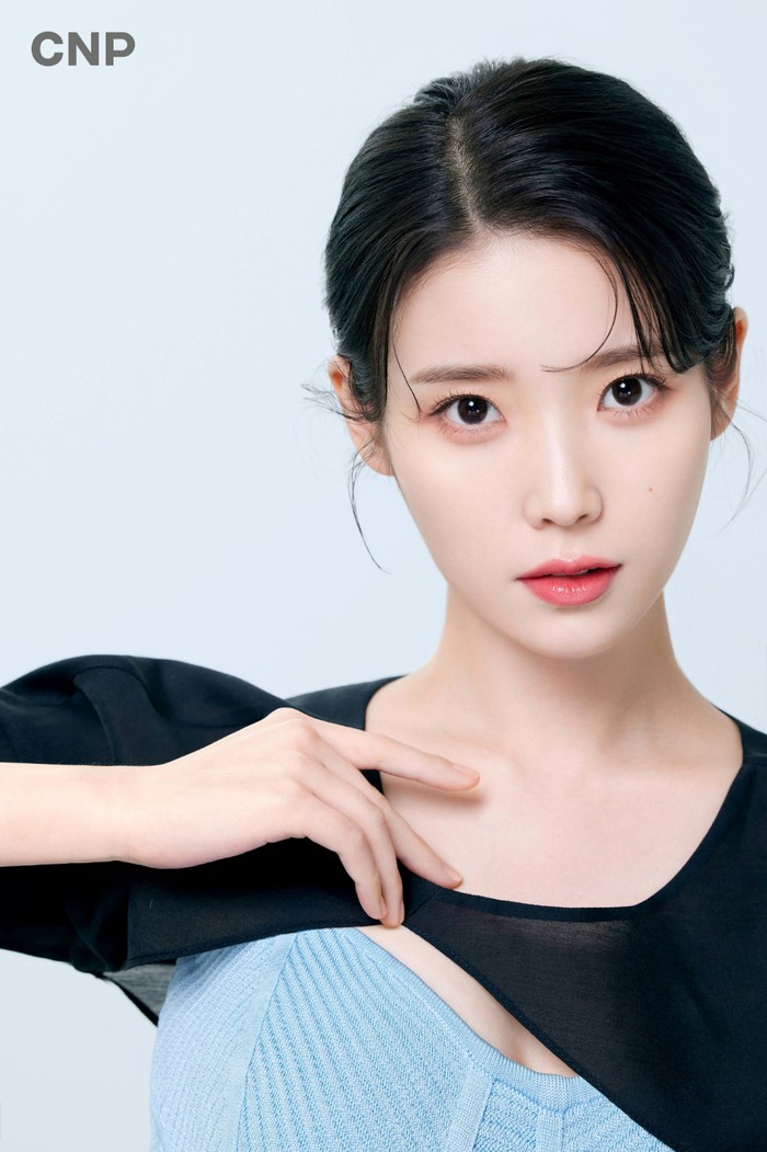 Tampilkan citra murni dalam kecantikannya, pesona IU membaur sempurna dengan citra brand CNP. Brand bahkan mengalami peningkatan penjualan sejak visual IU mampu menarik perhatian publik terhadap produk./ Foto: allkpop.com