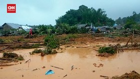 VIDEO: Pencarian Puluhan Korban Longsor Timbun Satu Kampung di Natuna