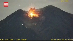 VIDEO: Gunung Semeru Kembali Luncurkan Lava Pijar