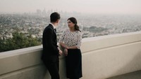 <p>Pasangan ini mengusung konsep <em>Old Hollywood Vibe</em> untuk sesi pemotretan menjelang pernikahan mereka. Keduanya mengambil tempat di sebuah balkon dengan latar pemandangan kota yang ditangkap dalam jepretan kamera bernuansa <em>vintage.</em> "<em>Old Hollywood vibe,</em>" tulis Valencia dalam unggahan fotonya. (Foto: Instagram @valenciatanoe @kevin_sanjaya @leencarleen)</p>