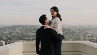 <p>Tak hanya memilih lokasi yang romantis, Valencia Tanoesoedibjo dan Kevin Sanjaya juga menyesuaikan busana mereka dengan tema pemotretan <em>prewedding</em> tersebut. (Foto: Instagram @valenciatanoe @kevin_sanjaya @leencarleen)</p>