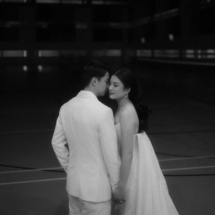 <p>Dalam sesi pemotretan ini, Valencia Tanoesoedibjo dan Kevin Sanjaya juga mengenakan busana yang berbeda. Mereka berganti pakaian dengan memakai gaun dan tuxedo bergaya formal. (Foto: Instagram @valenciatanoe @kevin_sanjaya @leencarleen)</p>