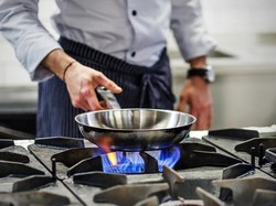 Catat! Ini Waktu Terbaik Menaruh Minyak ke 5 Jenis Wajan Ini