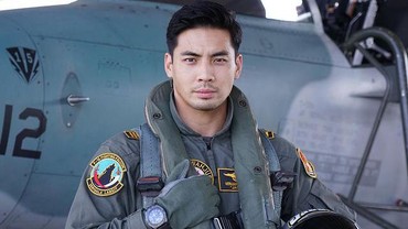 7 Potret Yoshi Sudarso Aktor Indonesia Main Film Bareng Brad Pitt