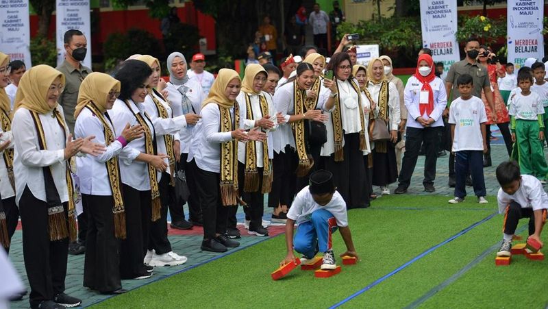 Ibu Negara Iriana Widodo bersama Organisasi Aksi Solidaritas Era Kabinet Indonesia Maju (OASE KIM) mendukung Gerakan Sekolah Sehat