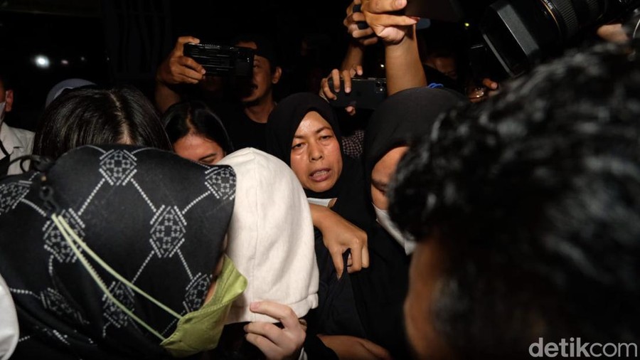 AG menunduk dan menutupi wajah dengan hoodie usai diperiksa selama 6 jam di kasus Mario Dandy di Polda Metro Jaya, Rabu (8/2/2023) malam.
