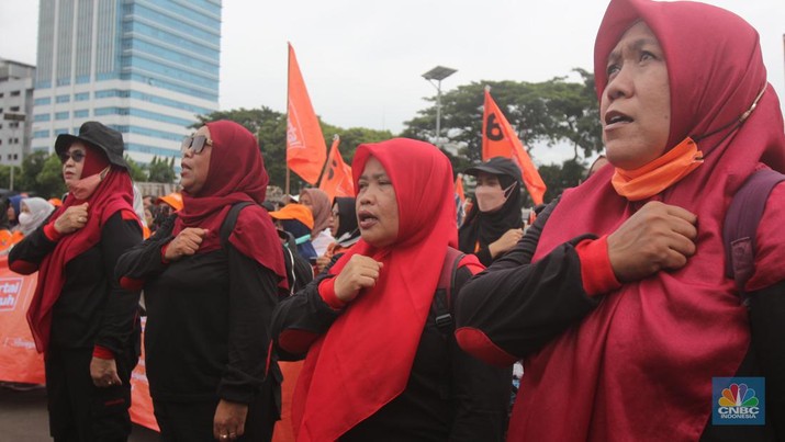 Aksi buruh perempuan melakukan unjuk rasa dalam rangka memperingati International Women's Day atau Hari Perempuan Internasional di depan Gedung DPR RI, Rabu (8/3). (CNBC Indonesia/ Muhammad Sabki)
