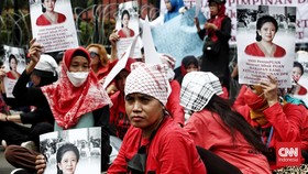 FOTO: Aksi PRT Mencari Puan Saat Hari Perempuan Sedunia di Depan DPR