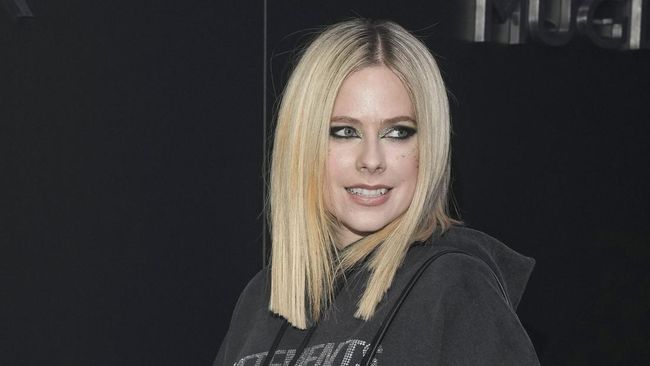 Avril Lavigne kesal panggungnya diserbu perempuan bertelanjang dada untuk protes ke pemerintah Kanada. Lavigne pun mengusir orang itu dan menyentil payudaranya.