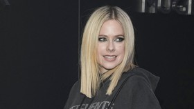 Avril Lavigne Semprot Perempuan Telanjang Dada yang Serbu Panggungnya