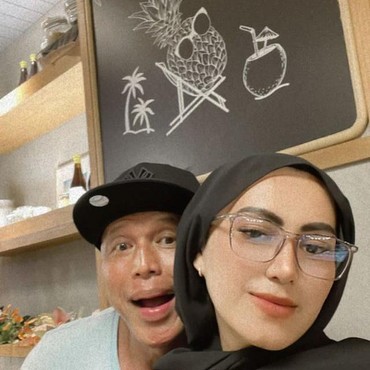 Ngebet Punya Anak, 7 Potret Mesra Bang Tigor & Istri Muda Beda 24 Tahun