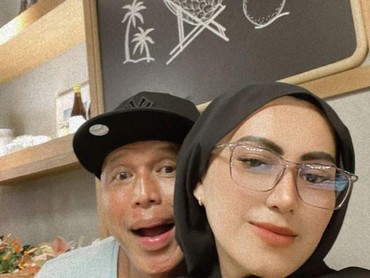 img-title Anak Rindu, 7 Potret Bang Tigor Asyik Bermesraan Bareng Istri Daun Muda
