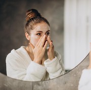 Cara Eksfoliasi Wajah dengan Benar Berdasarkan Jenis Kulit