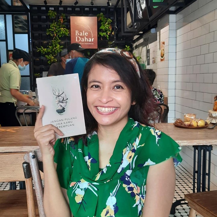 <p>Feby Indirani adalah seorang jurnalis sekaligus penulis. Dia termasuk salah satu penulis yang berprestasi karena banyak karyanya yang berhasil mendapat penghargaan, lho. Bahkan, Feby juga kerap melakukan tur dan menjadi pembicara di luar negeri. Dalam rangka menyambut Hari Perempuan Internasional 2023, Feby memberikan beberapa tips kepada para wanita untuk menjawab pertanyaan atau perkataan yang bernuansa seksis, <em>nih,</em> Bunda. (Foto: Instagram@feby.indirani)</p>