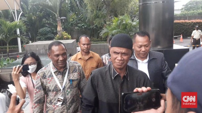 KPK mencecar Tenaga Ahli PD Pasar Jaya Rosario de Marshall alias Hercules mengenai aliran dana dalam kasus dugaan suap pengurusan perkara di MA.