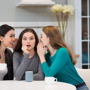 5 Cara Cerdas Menanggapi Teman yang Suka Mengajak Bergosip