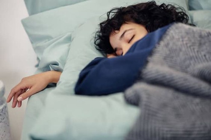 ilustrasi tidur yang cukup dan enghindari begadang untuk terhindar dari perut buncit