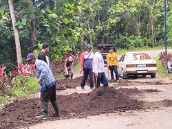 Antisipasi Kecelakaan, Jalan Berlubang-Rusak di Banyuwangi Diurug