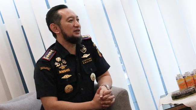 Kepala Bea Cukai Makassar Andhi Pramono viral usai sebuah postingan di Twitter memperlihatkan sebuah rumah mewah di kawasan Cibubur yang diduga miliknya.