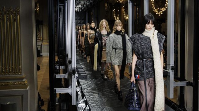 Nicolas Ghesquiere mencoba memberikan sebuah jawaban tentang apa sebenarnya French Style melalui koleksi Louis Vuitton untuk musim dingin 2023.