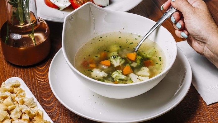 img-title Lagi Diet Selama Bulan Puasa? 4 Sup Rendah Kalori yang Praktis Ini Cocok untuk Santap Sahur yang Lezat!