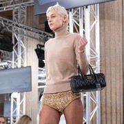 6 Hal Menarik dari Peragaan Busana Miu Miu, Emma Corrin Jadi Model Menutup Fashion Show!