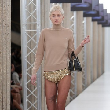 img-title Aktris Pemeran Putri Diana Jadi Model di Paris Fashion Week 2023! Modis Pakai Sweater dan Underwear Kristal