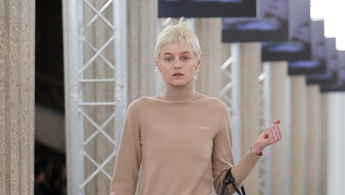 img-title Aktris Pemeran Putri Diana Jadi Model di Paris Fashion Week 2023! Modis Pakai Sweater dan Underwear Kristal