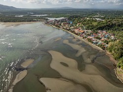 Tumpahan Minyak Cemari Laut Filipina, Bikin Susah 100 Ribu Orang!