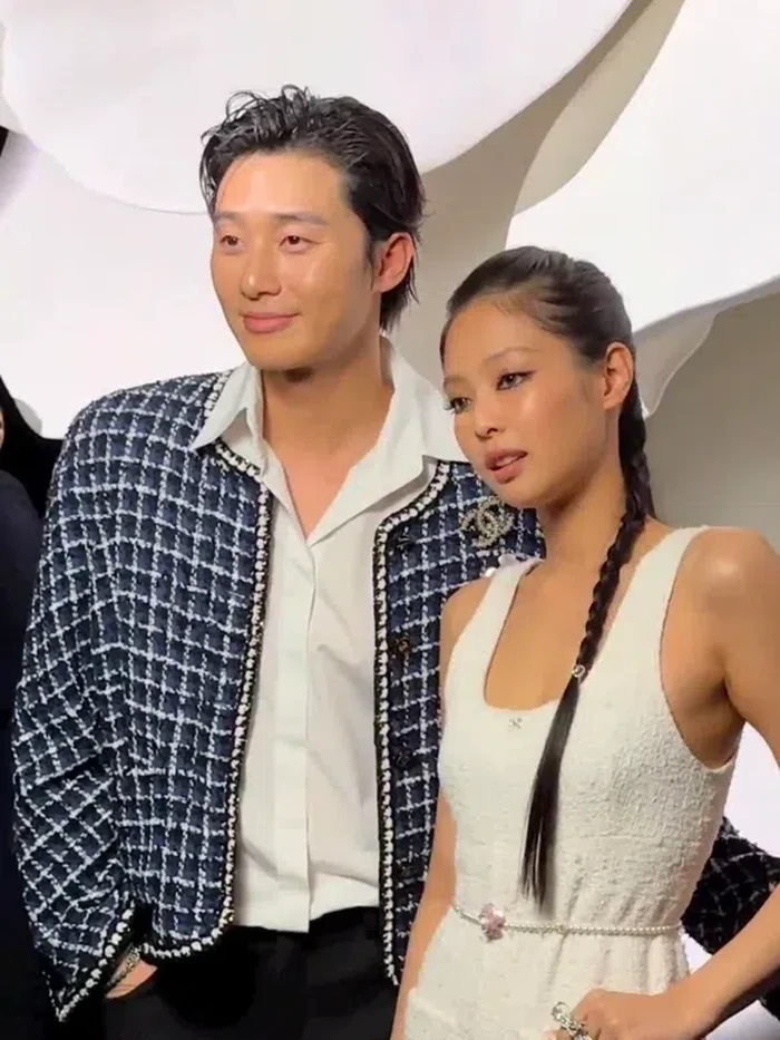 Salah satu momen menarik dalam acara tersebut ialah ketika Park Seo Joon dan Jennie BLACKPINK berpose dalam satu frame, di mana keduanya sama-sama menghadiri pergelaran fashion dari brand mewah yang satu ini./ Foto: reddit.com