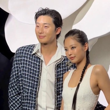 Interaksi Jennie BLACKPINK dan Park Seo Joon di PFW Disorot: Kayak Abang-Adik