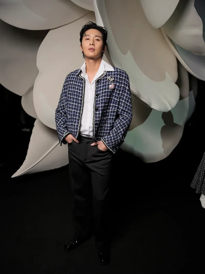 Dalam acara tersebut, Park Seo Joon tampil menawan dengan balutan kemeja berwarna putih yang dipadukan bersama tweed blazer dan celana berwarna hitam./ Foto: Footwear News