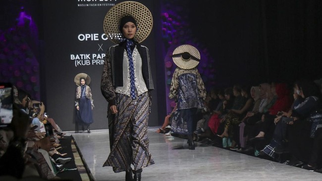 FOTO: Parade Kreasi Desainer Muslim Fashion Festival 2023