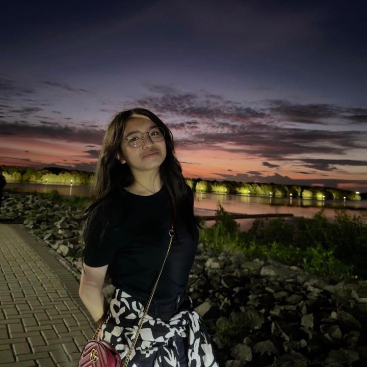 <p>Mirip dengan sang Bunda, Lovely memutuskan untuk memanjangkan rambutnya. Beberapa kali Lovely juga terlihat memakai kacamata, nih. (Foto: Instagram: @lovelyrum)</p>