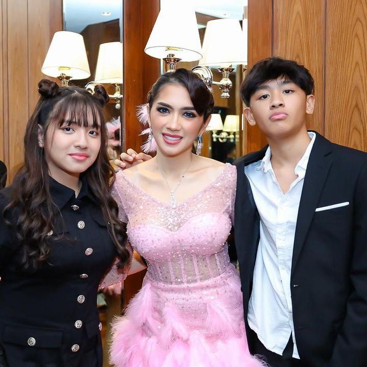 <p>Lovely juga terlihat akrab dengan sang adik. Meski berbeda satu tahun, keduanya kerap tampil bersama. Kompak banget ya, Bunda! (Foto: Instagram: @realangelkaramoy)</p>