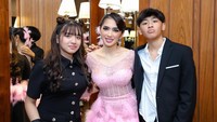 <p>Lovely juga terlihat akrab dengan sang adik. Meski berbeda satu tahun, keduanya kerap tampil bersama. Kompak banget ya, Bunda! (Foto: Instagram: @realangelkaramoy)</p>