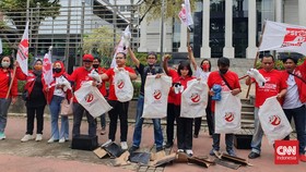 PSI Demo di MK Tolak Pemilu Coblos Parpol, Bawa Karung - Boneka Kucing