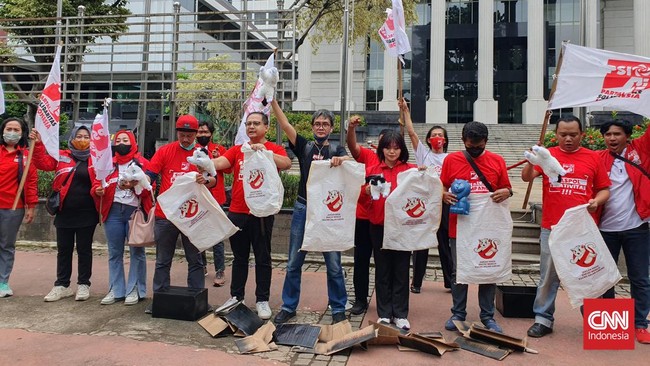 PSI menggelar unjuk rasa di depan gedung MK. Mereka menolak sistem pemilu proporsional tertutup.