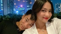 <p>Menikah sejak 8 Juni 2014, Rini Yulianti dan Michael Andrew Ha tetap terlihat mesra bak pengantin baru. Keduanya sangat lengket di usia pernikahan yang hampir mencapai 5 tahun. (Foto: Instagram @riniyulianti)</p>