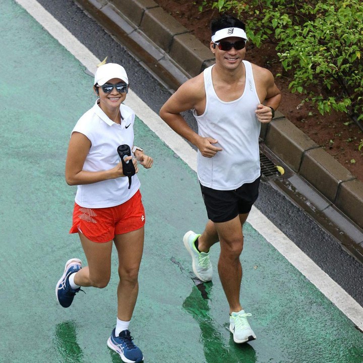 <p>Tak hanya itu, Rini Yulianti dan Michael Andrew Ha juga menggeluti gaya hidup sehat. Keduanya sangat kompak ketika berolahraga. Rini dan suaminya sering menghabiskan pagi hari dengan pergi jogging bersama. (Foto: Instagram @riniyulianti)</p>
