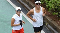 <p>Tak hanya itu, Rini Yulianti dan Michael Andrew Ha juga menggeluti gaya hidup sehat. Keduanya sangat kompak ketika berolahraga. Rini dan suaminya sering menghabiskan pagi hari dengan pergi jogging bersama. (Foto: Instagram @riniyulianti)</p>