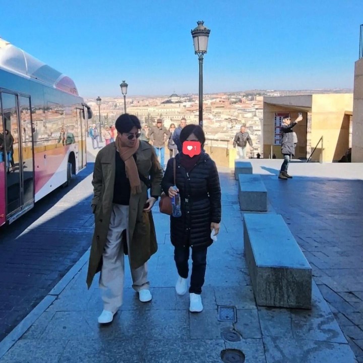 <p>Beberapa foto di antaranya juga menunjukkan interaksi RM bersama anggota keluargnya. Mulai dari pose berhadapan dengan sang ayah, berjalan dengan ibunda, hingga bercengrama bersama adiknya. (Foto: Instagram @rkive)<br /><br /><br /></p>