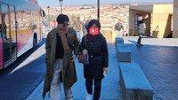 <p>Beberapa foto di antaranya juga menunjukkan interaksi RM bersama anggota keluargnya. Mulai dari pose berhadapan dengan sang ayah, berjalan dengan ibunda, hingga bercengrama bersama adiknya. (Foto: Instagram @rkive)<br /><br /><br /></p>
