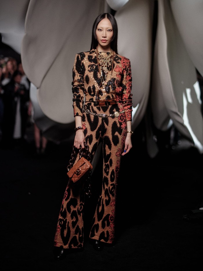 Bergaya edgy tak harus selalu memakai serba hitam. Seperti dibuktikan Soo Joo Park dalam balutan busana bermotif. Foto: Courtesy of Chanel