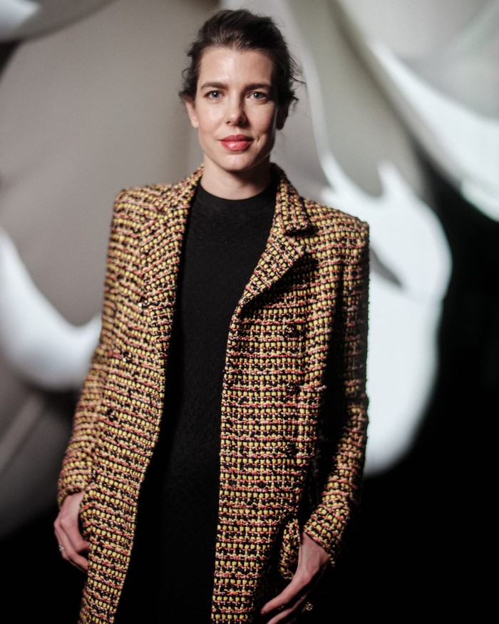 Charlotte Casiraghi, putri dari kerajaan Monako tampil sederhana dan elegan dalam balutan tweed coat dan dress hitam. Tak harus selalu aksesori. pulasan lipstik merah juga bisa jadi statement gaya yang tepat.Foto: Courtesy of Chanel