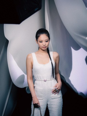 img-title Gaya Stylish Selebriti di Paris Fashion Week 2023! Ada 3 Personel Blackpink dan Zendaya