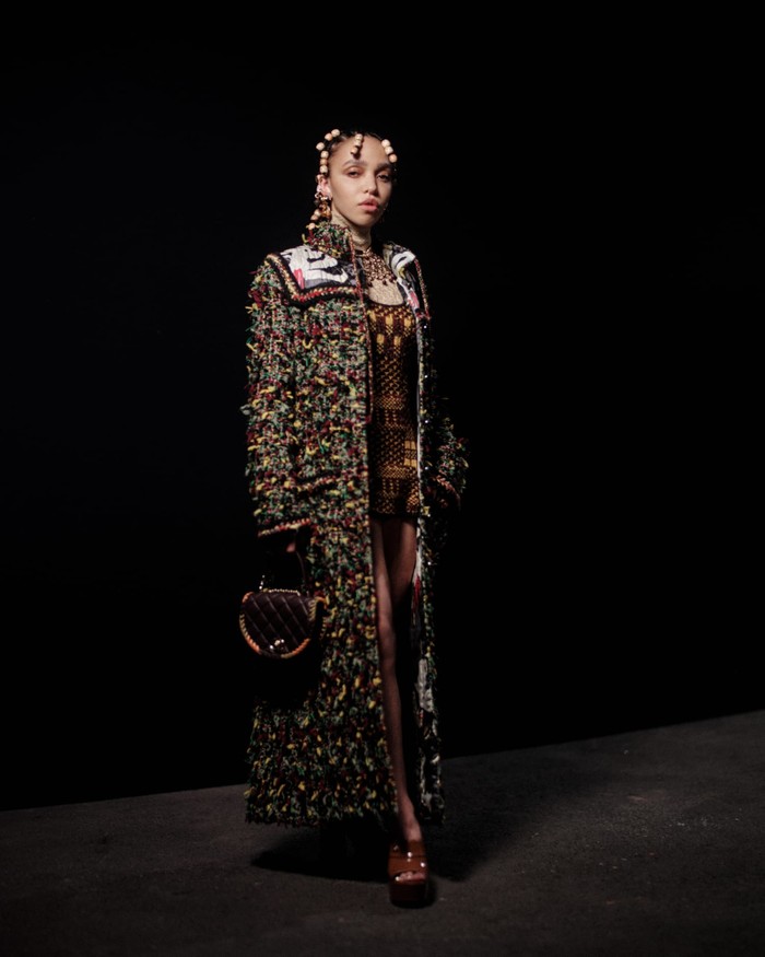 Urusan gaya eklektik dan modis, FKA Twighs tahu betul triknya. Coat multi warna dibuatnya terlihat effortless dengan dikenakan bersama mini dress dan tas bergaya klasik.Foto: Courtesy of Chanel